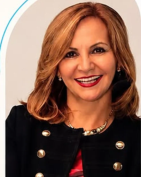 Mía Paz sonriendo, con chaqueta negra