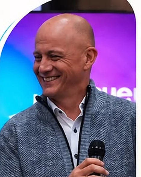 Oswaldo Chávez Rusinque sonriendo, con micrófono en la mano